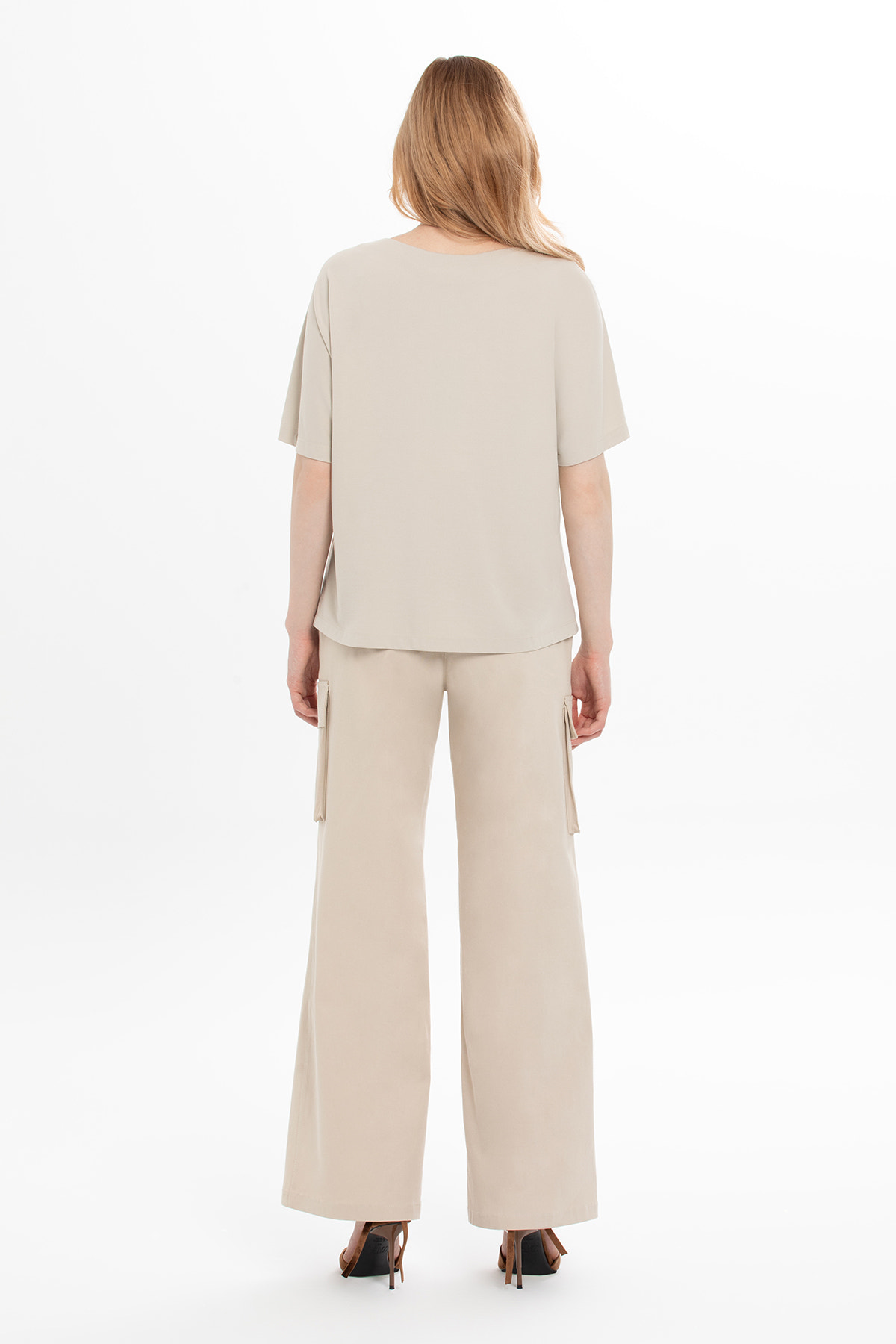 Omuzda Aksesuar Detaylı Geniş Yaka T-Shirt