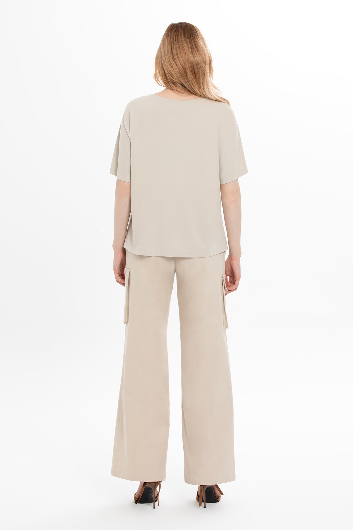 Omuzda Aksesuar Detaylı Geniş Yaka T-Shirt