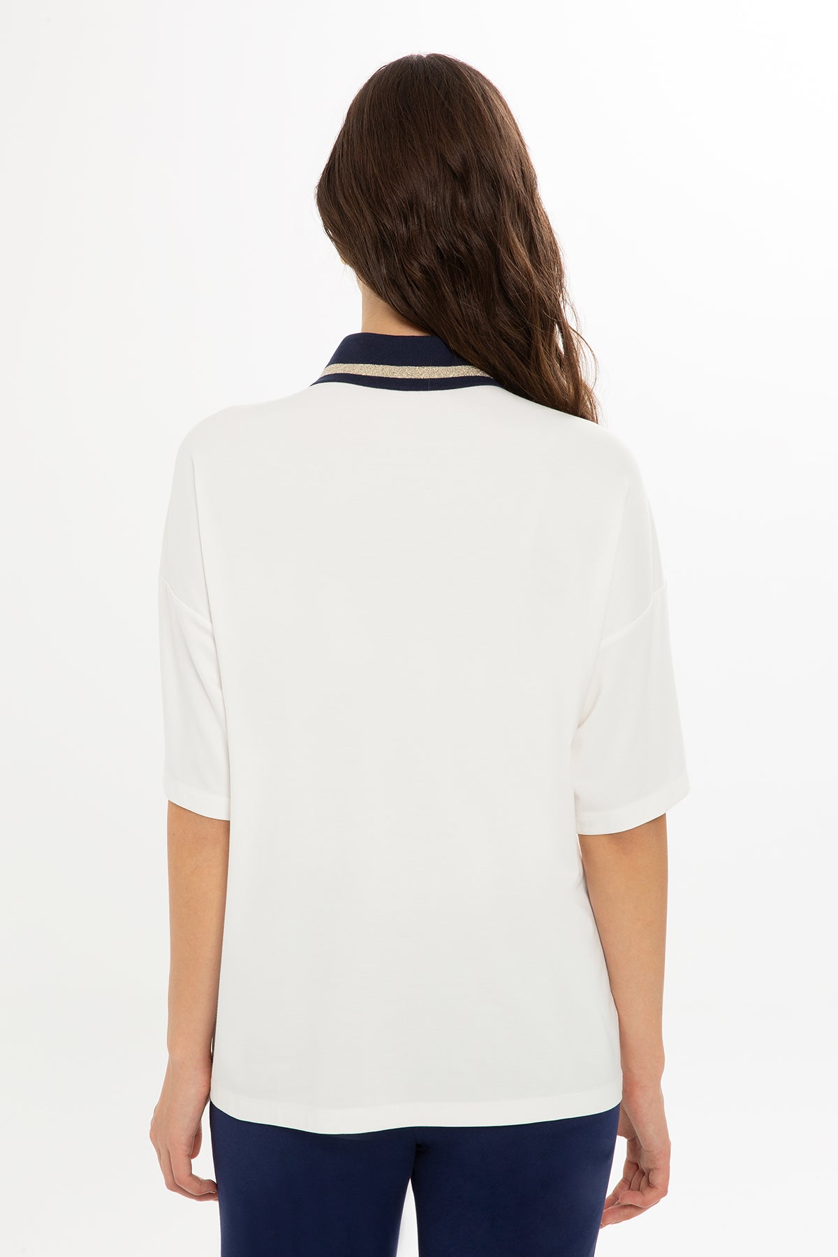 Triko Yakalı Gül Desen T-Shirt