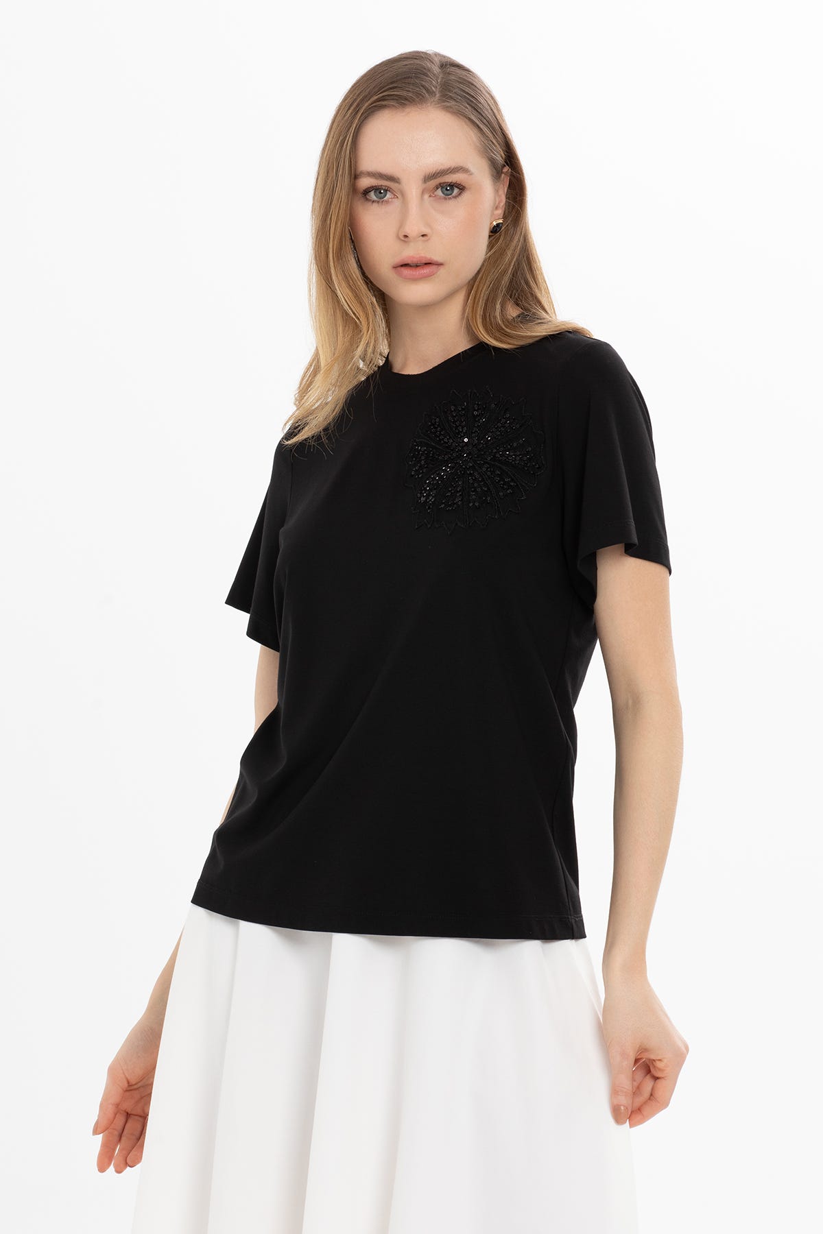 Çiçek Aksesuarlı Yarım Kol Bluz