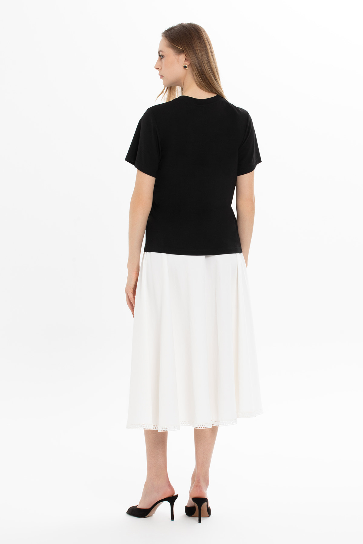 Çiçek Aksesuarlı Yarım Kol Bluz