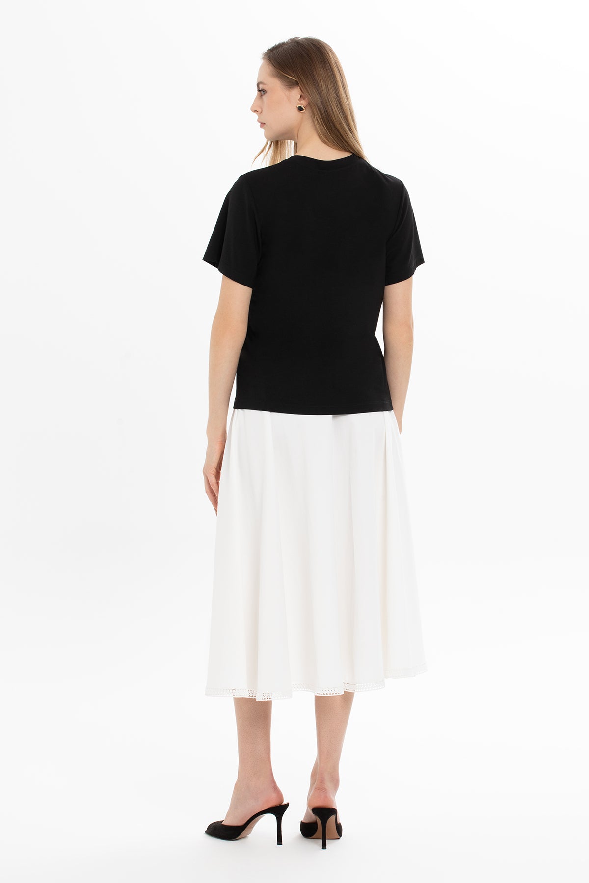 Çiçek Aksesuarlı Yarım Kol Bluz