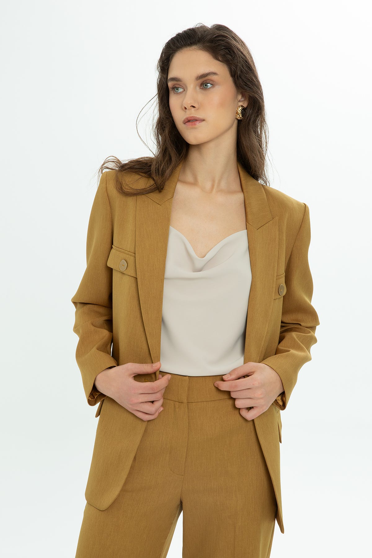 Kruvaze Kapamalı Rahat Kesim Pantolonlu Takım