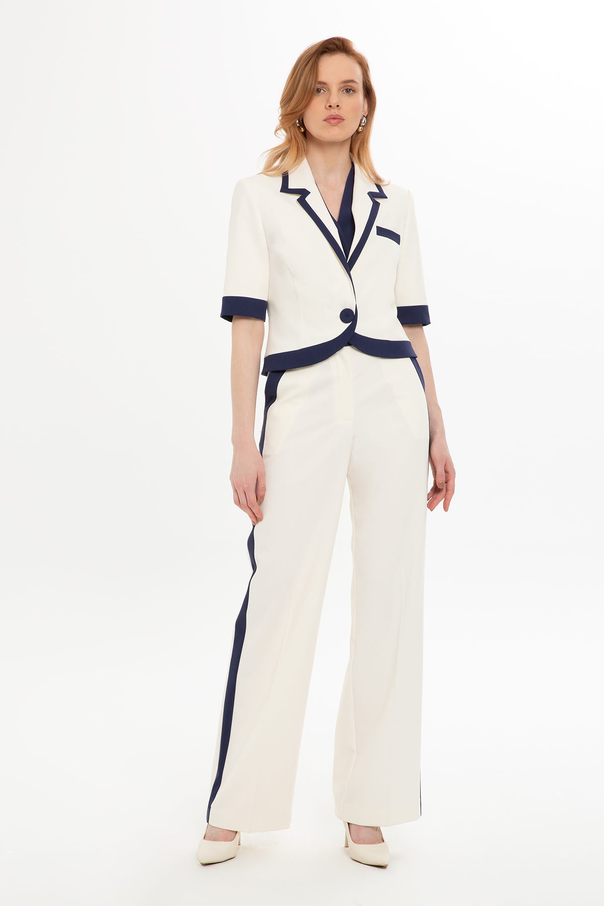 Yarım Kollu Kısa Ceket Ve Pantolonlu Takım