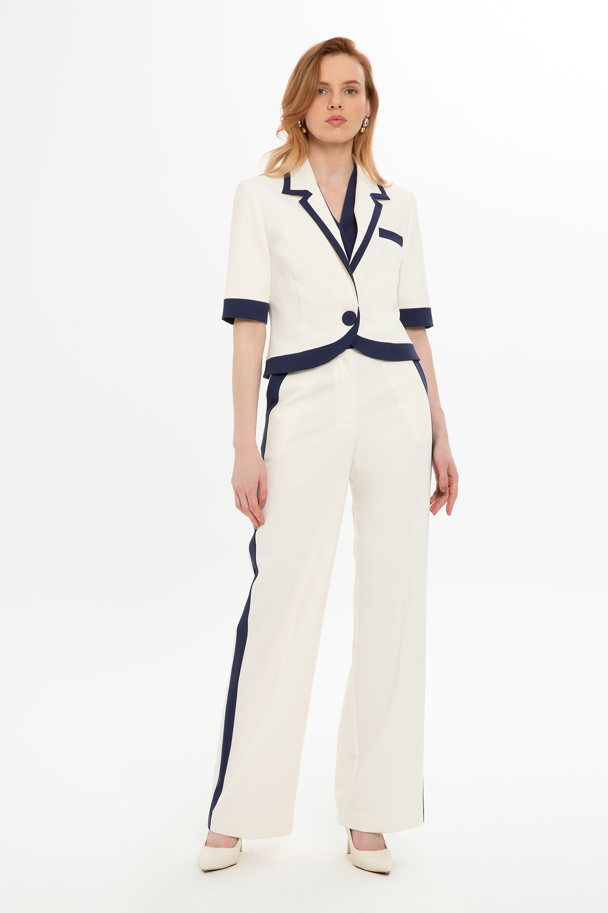 Yarım Kollu Kısa Ceket Ve Pantolonlu Takım