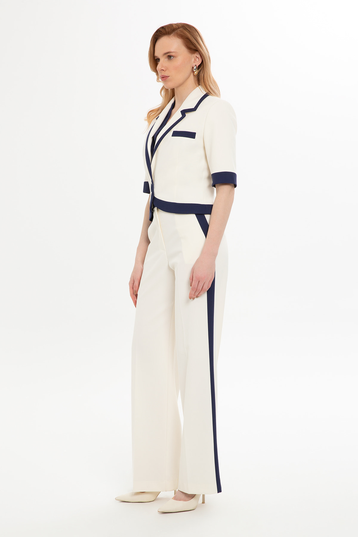 Yarım Kollu Kısa Ceket Ve Pantolonlu Takım