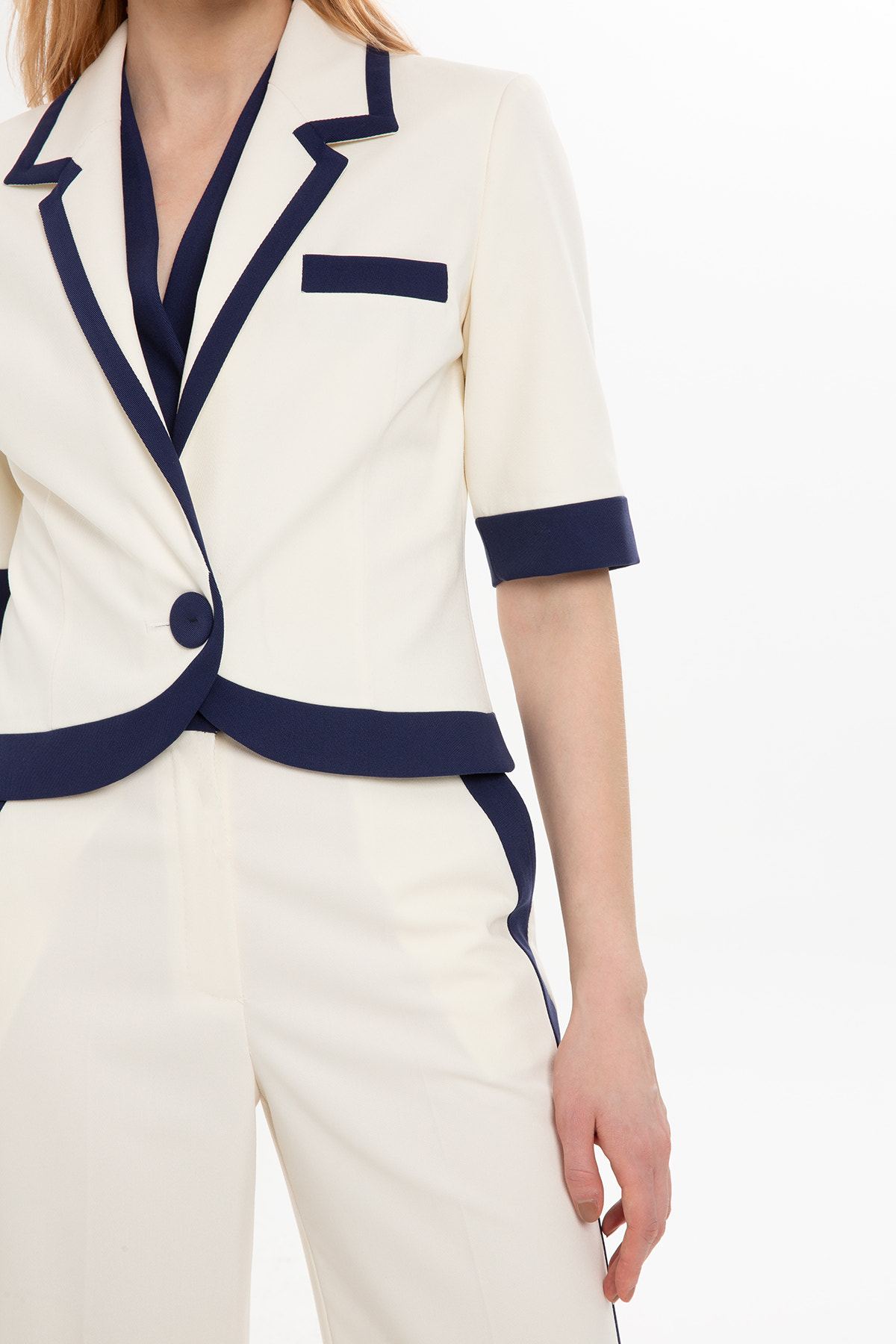 Yarım Kollu Kısa Ceket Ve Pantolonlu Takım