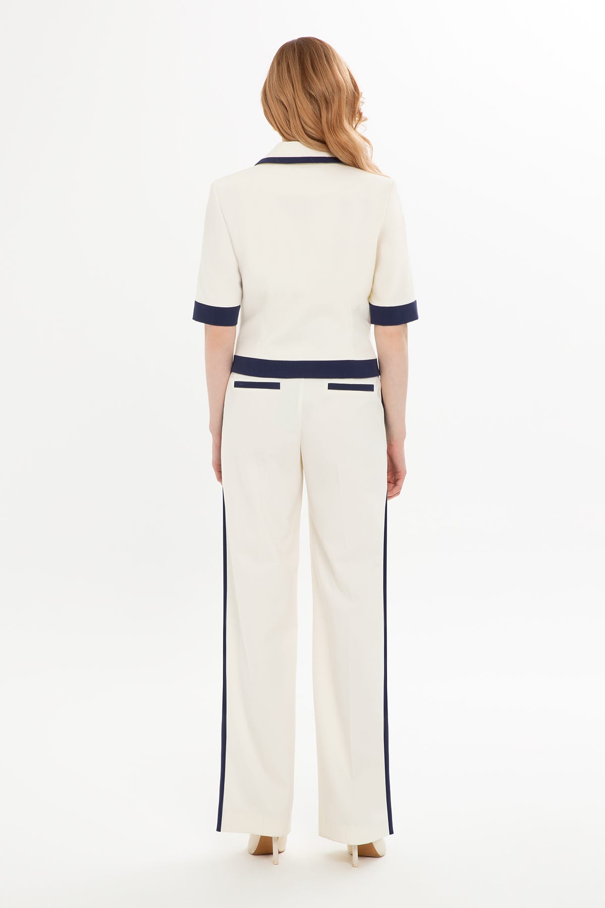 Yarım Kollu Kısa Ceket Ve Pantolonlu Takım