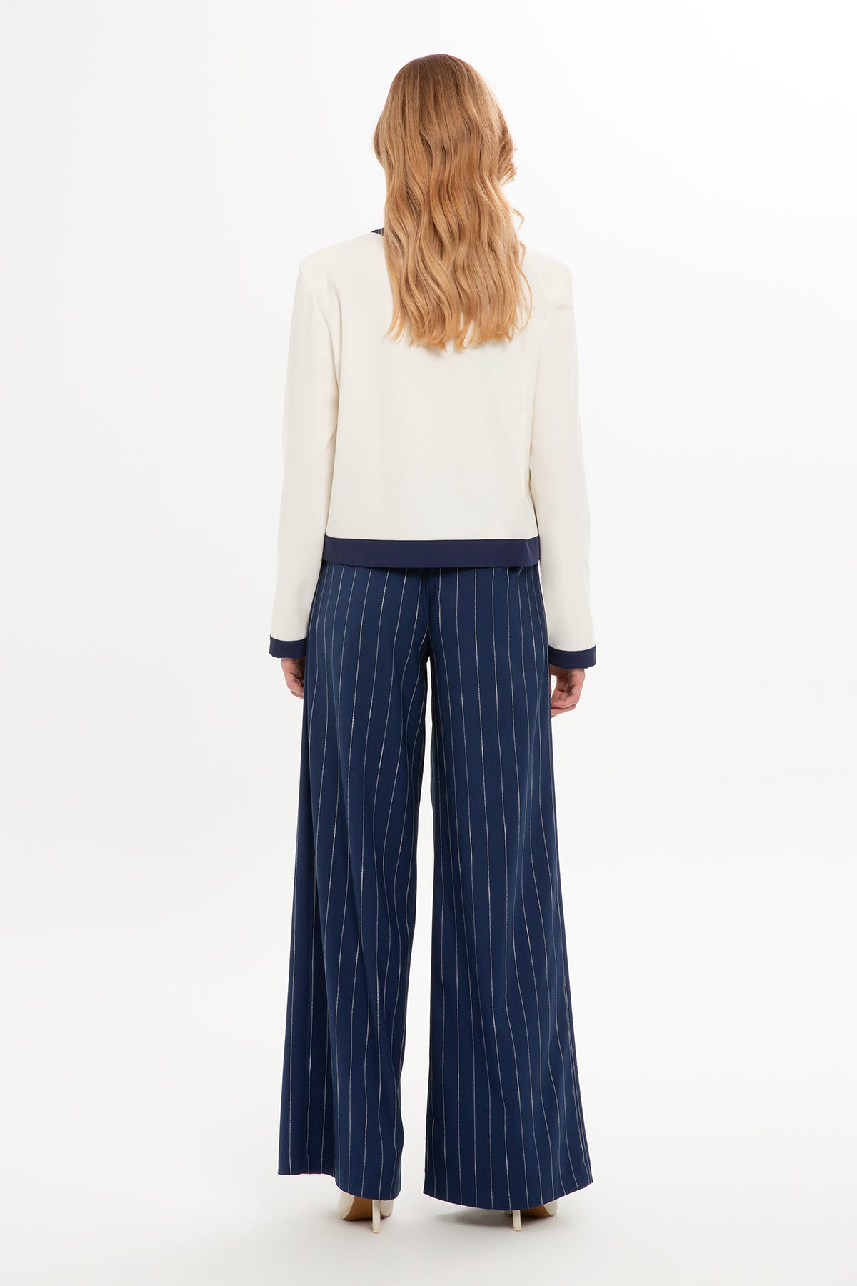 Yuvarlak Yaka Ceket Ve Pileli Pantolonlu Takım