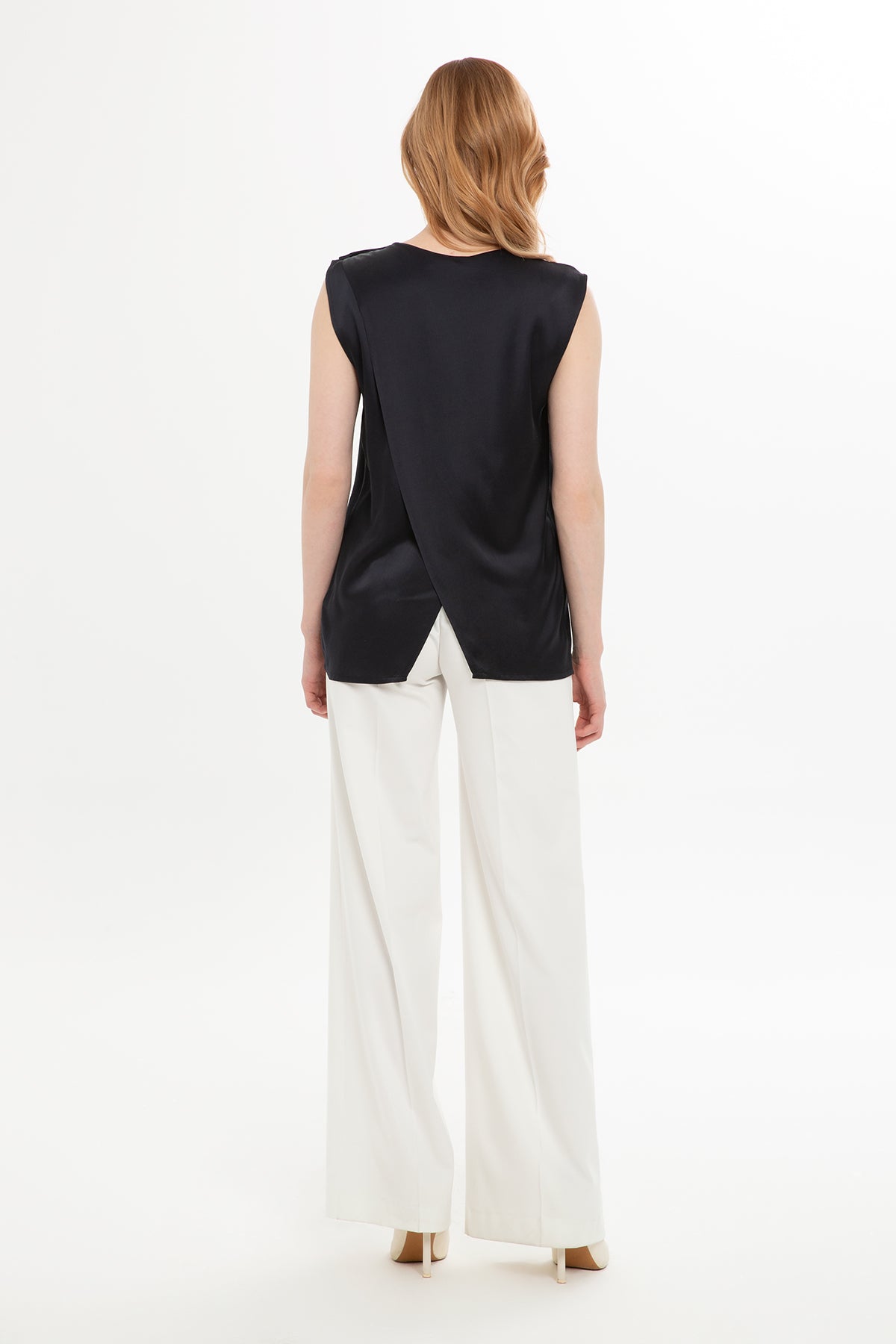 Sırt Detaylı Kolsuz Bluz