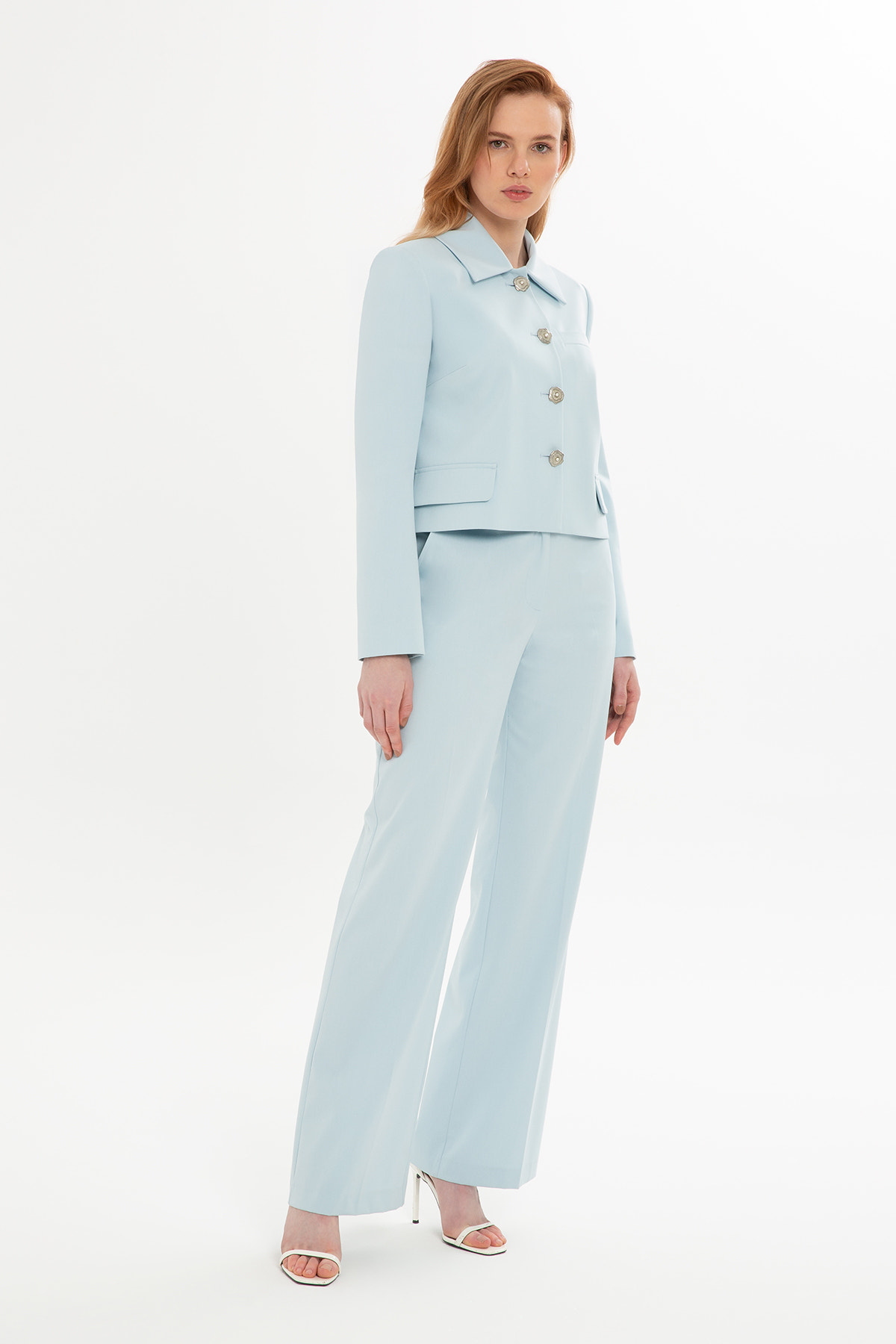 Kısa Ceket Ve Pantolonlu Takım