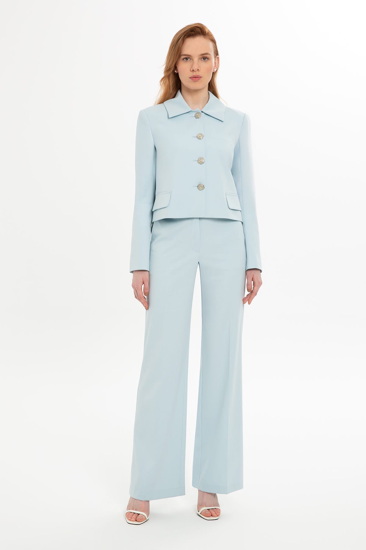 Kısa Ceket Ve Pantolonlu Takım