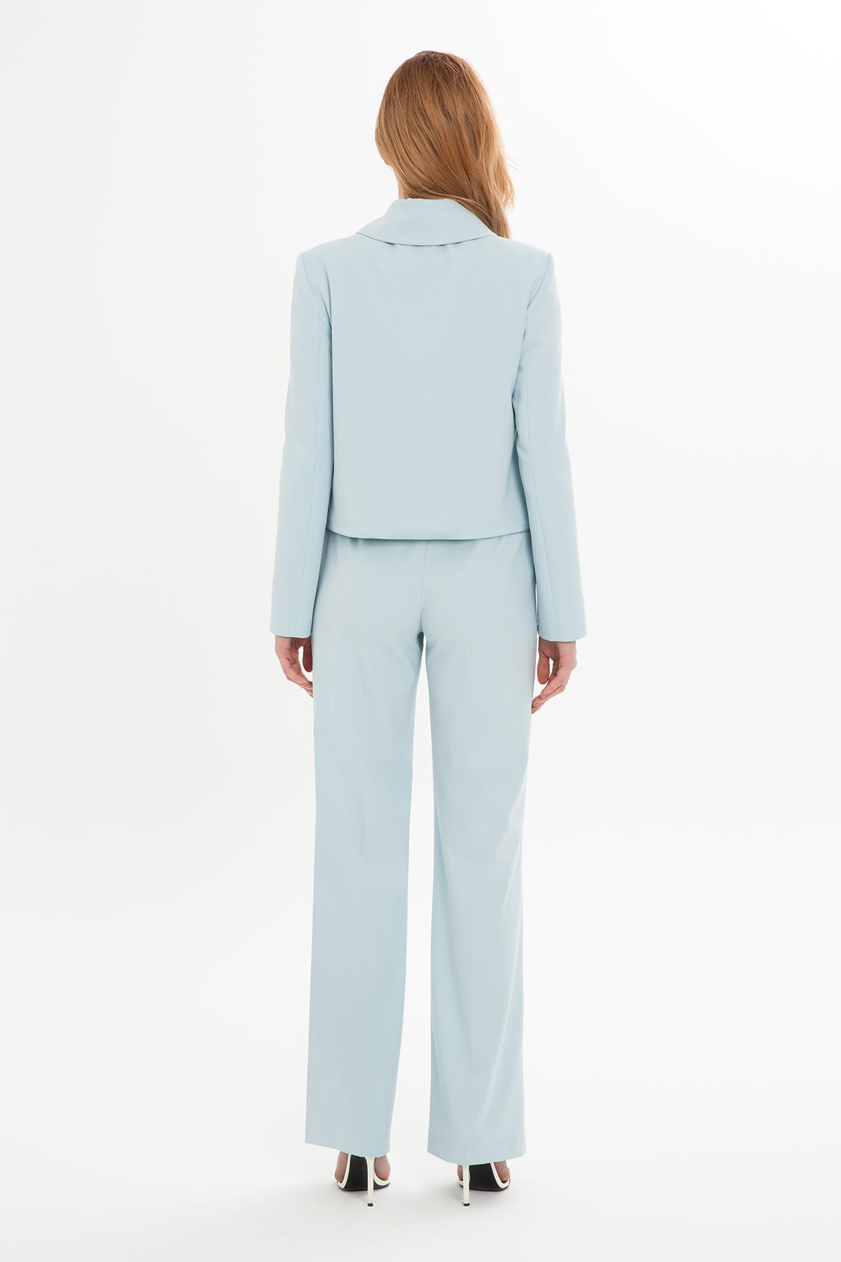 Kısa Ceket Ve Pantolonlu Takım