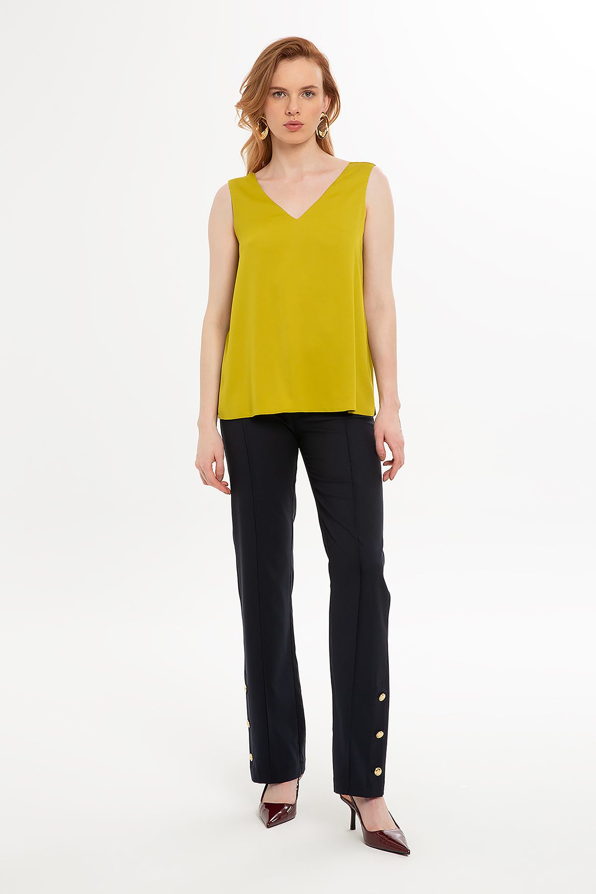 V Yaka Dökümlü Saten Kolsuz Bluz