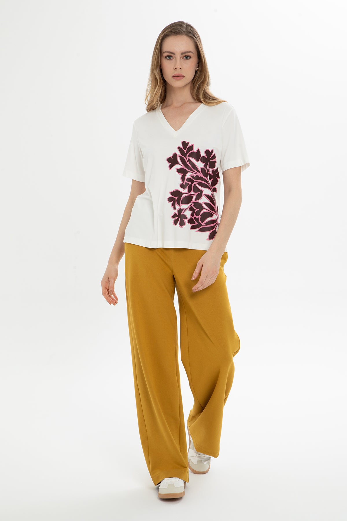 Çiçek Motif Baskılı V Yaka T-Shirt