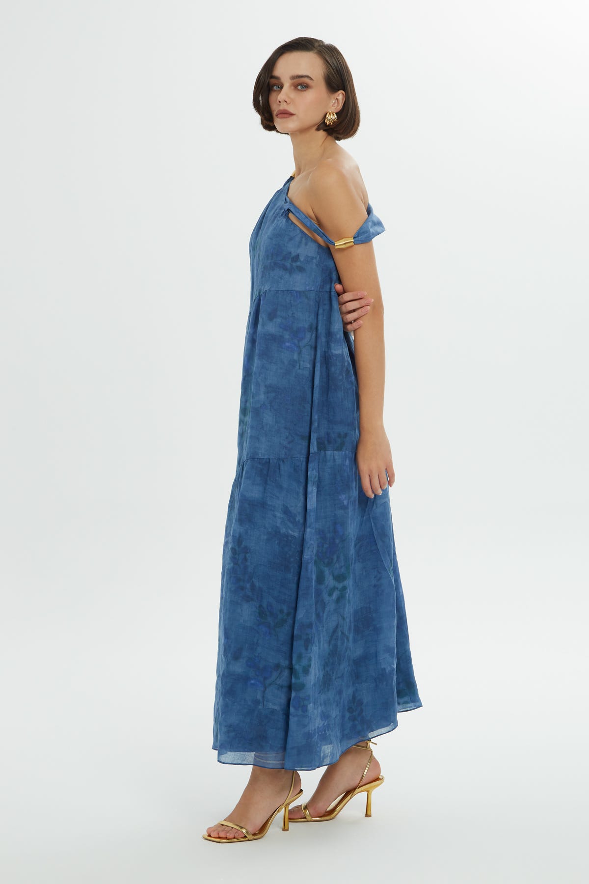 Omzu Aksesuarlı Uzun Elbise