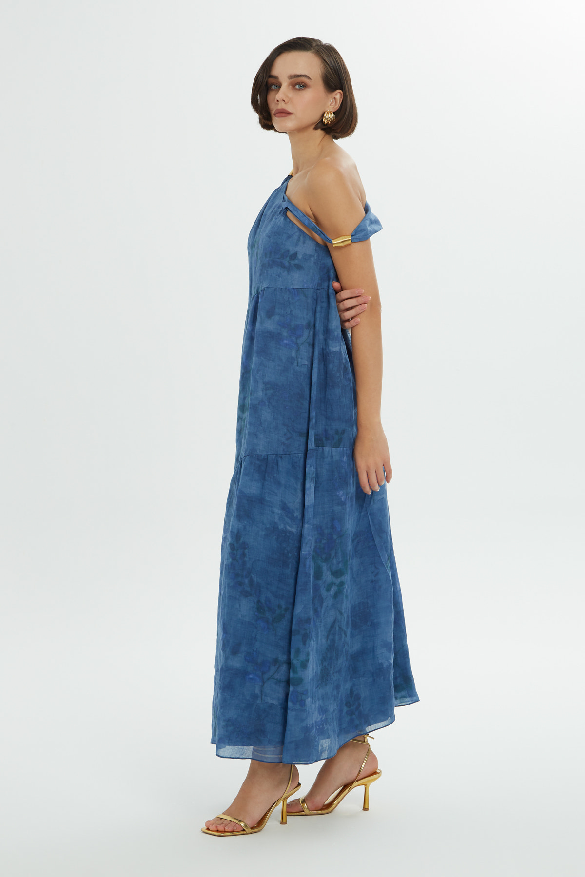 Omzu Aksesuarlı Uzun Elbise