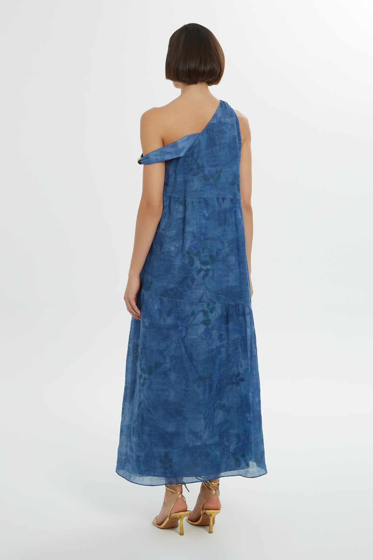 Omzu Aksesuarlı Uzun Elbise