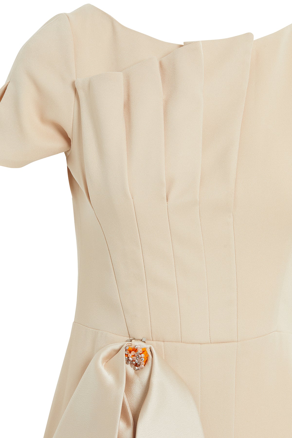 Pili Katlamalı Seyyar Broşlu Elbise