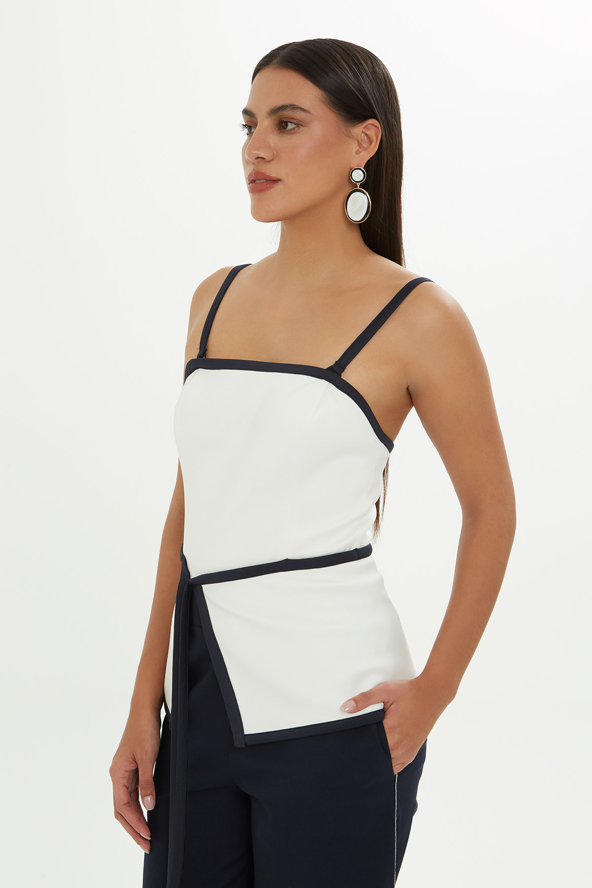 Yırtmaç Detaylı Bağlamalı Bluz