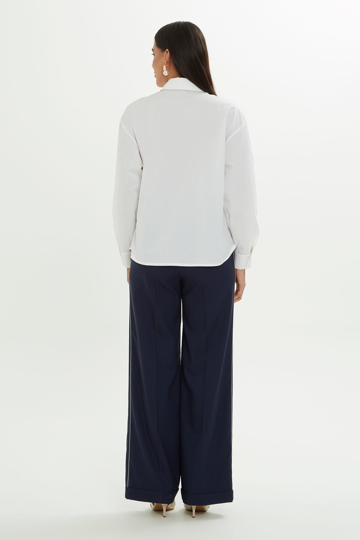 Uzun Kollu İşlemeli Beyaz Gömlek