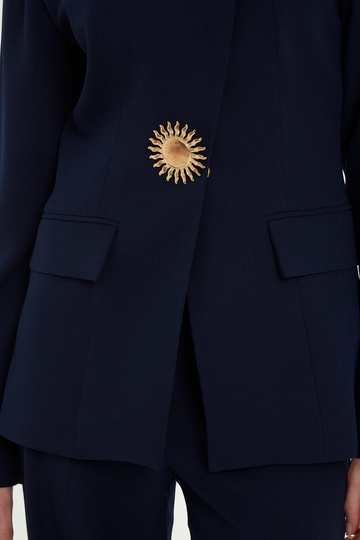 Kruvaze Kapamalı Broşlu Ceket