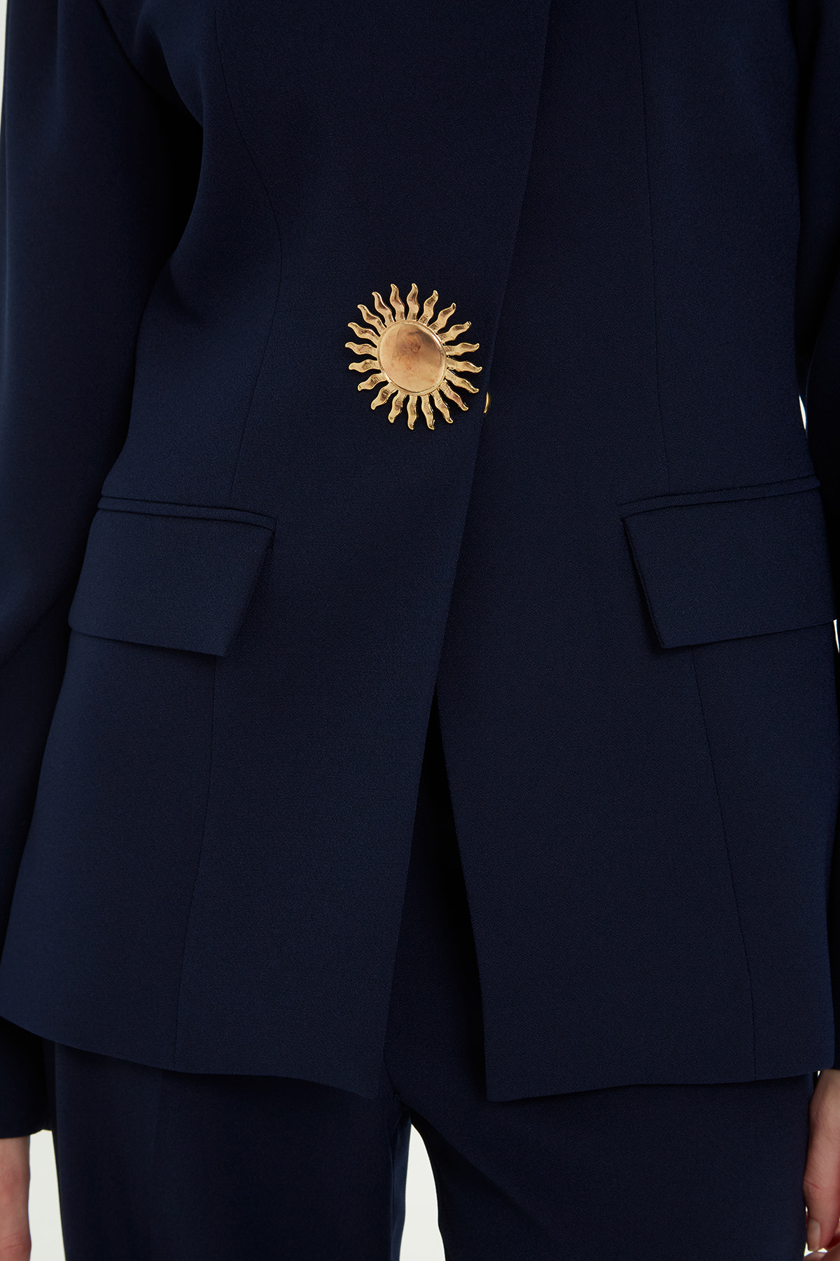 Kruvaze Kapamalı Broşlu Ceket