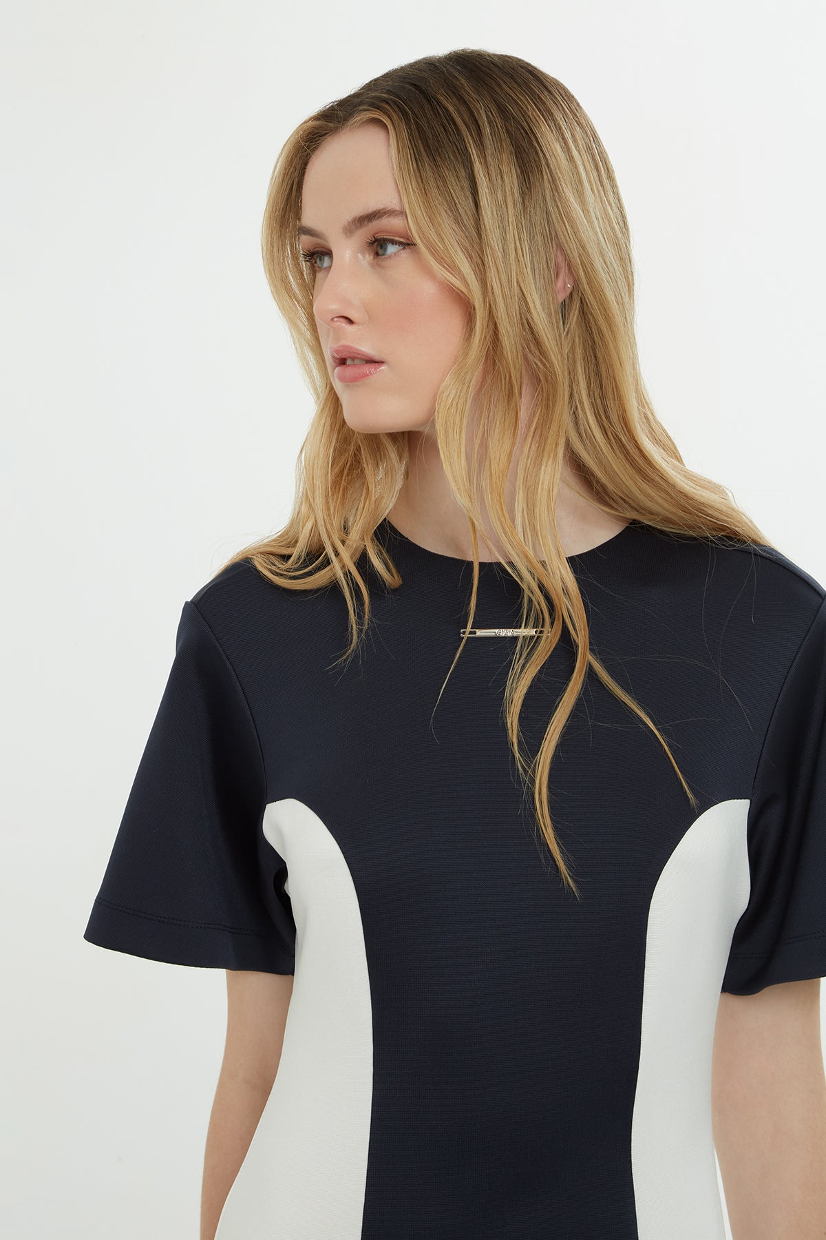 Logo Detaylı İki Renkli Midi Elbise