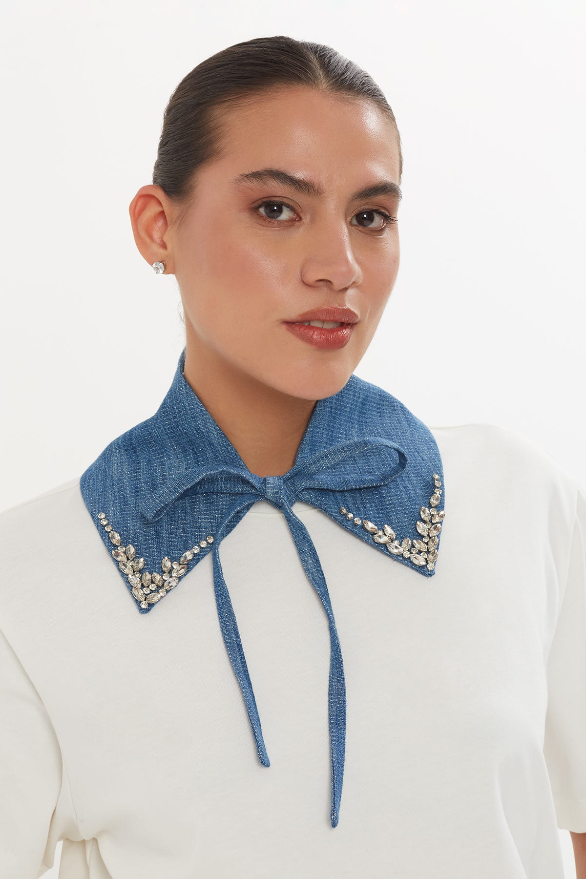 İşlemeli Denim Yaka