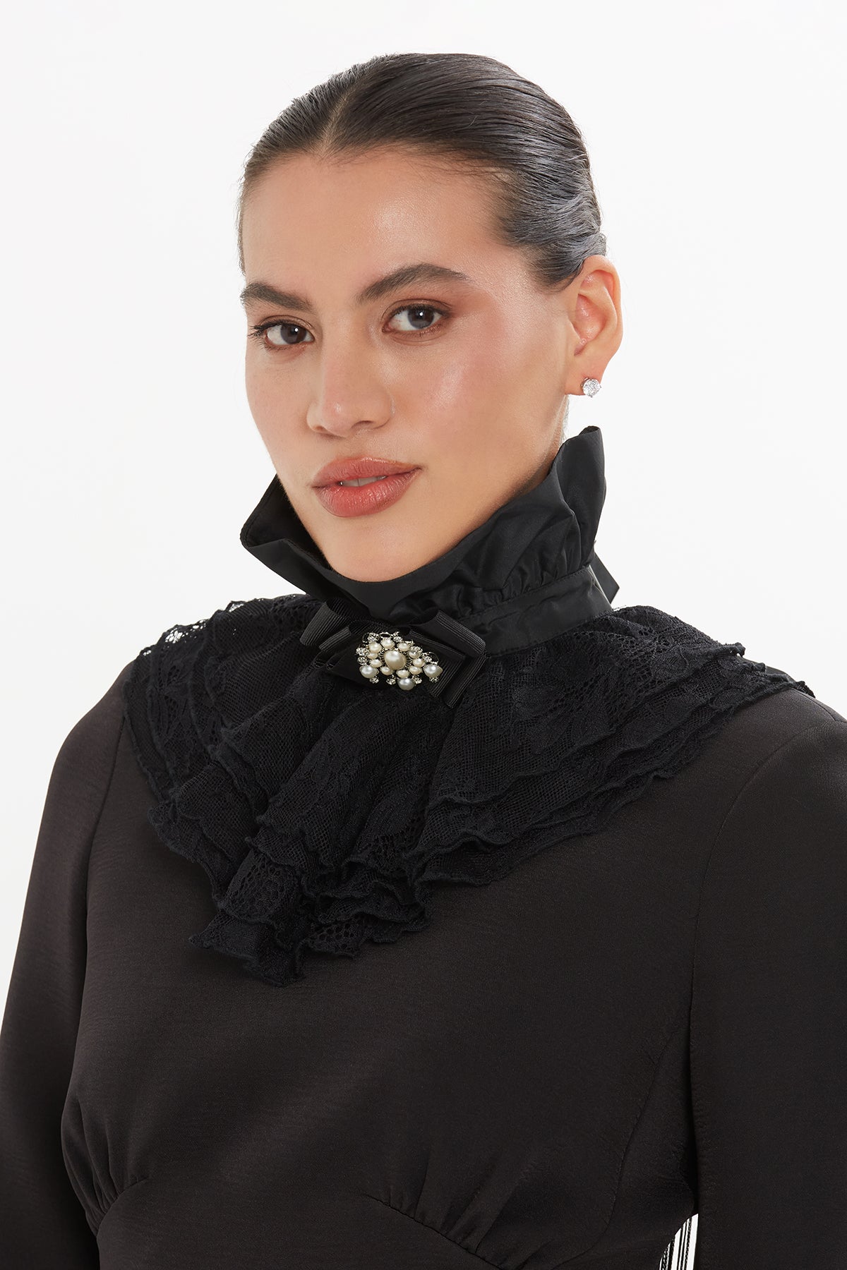 Broş Detaylı Yaka