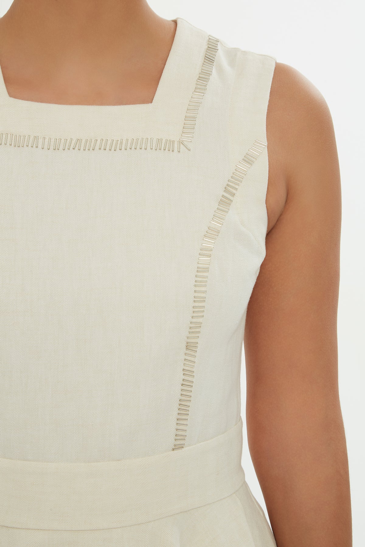 Asimetrik Kare Yaka İşlemeli Kemik Mini Elbise