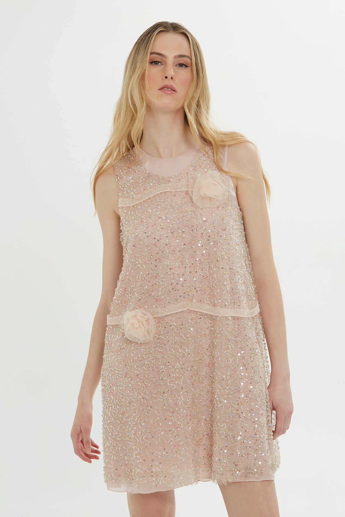 Broş Detaylı Kısa Elbise