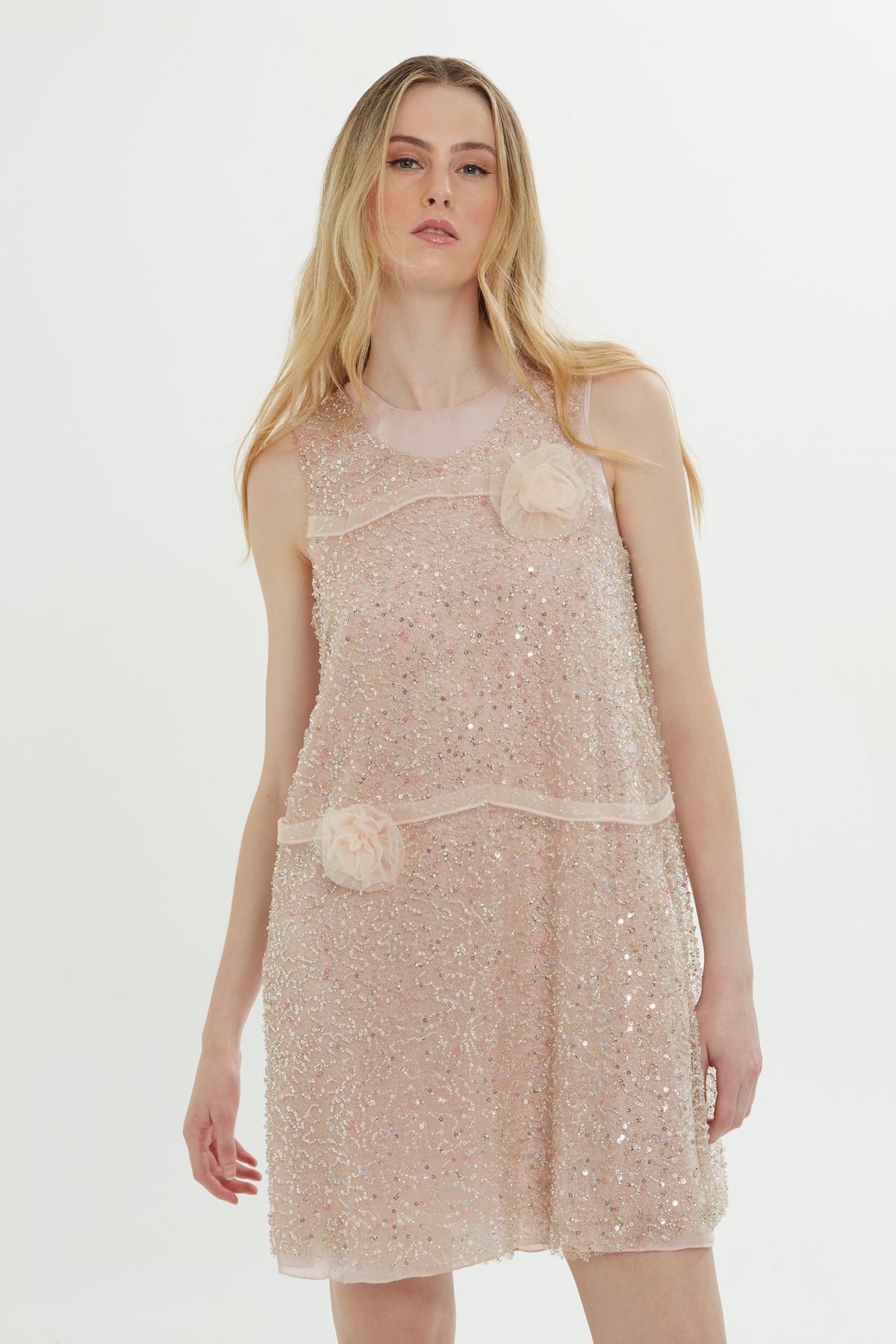 Broş Detaylı Kısa Elbise