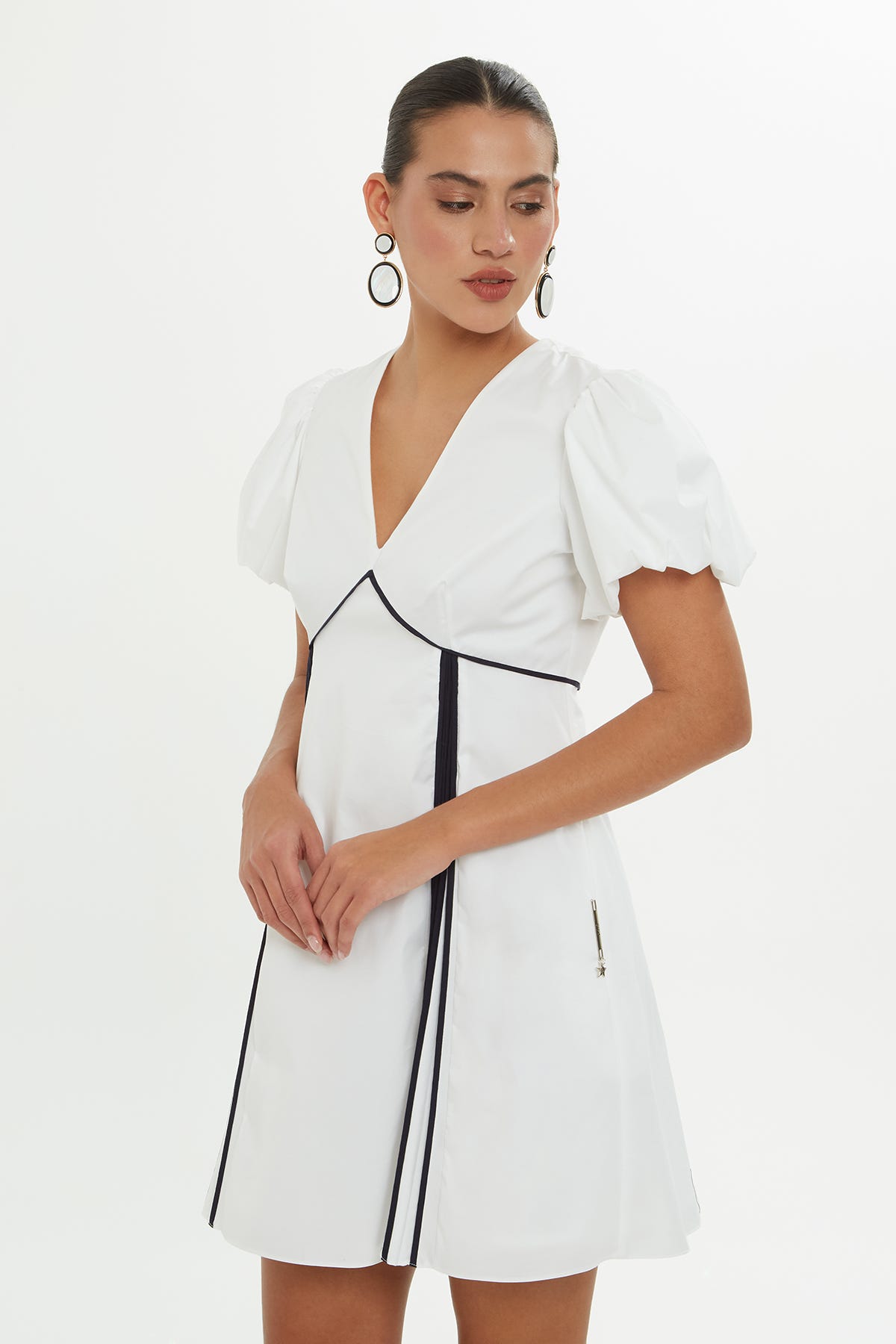 V Yaka Kısa Kollu Kısa Elbise