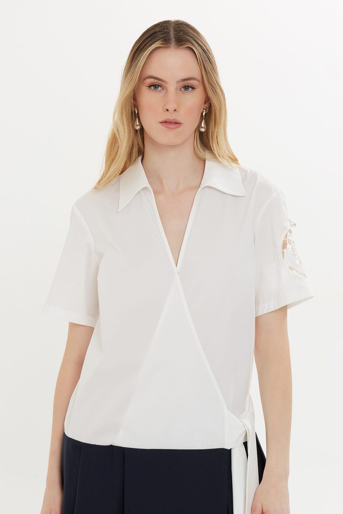 Kolu Nakışlı Kısa Elbise