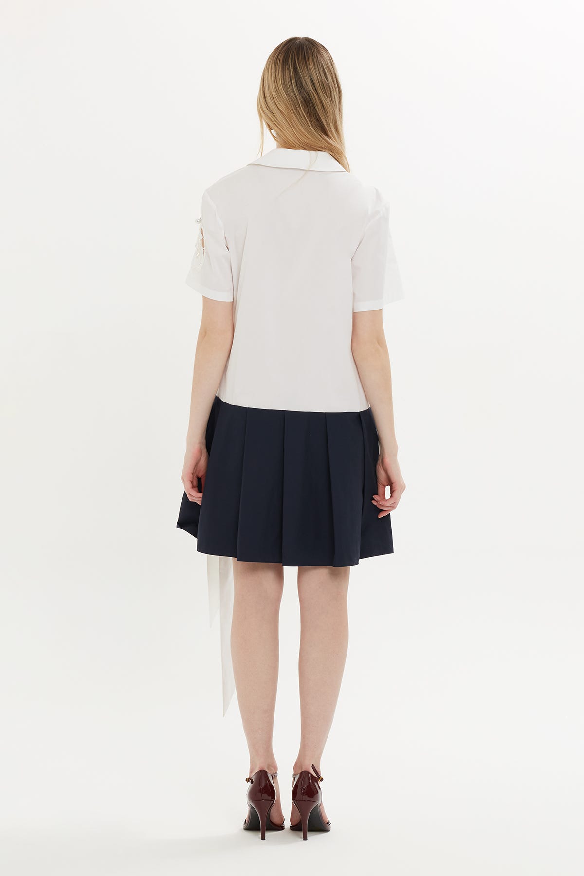 Kolu Nakışlı Kısa Elbise