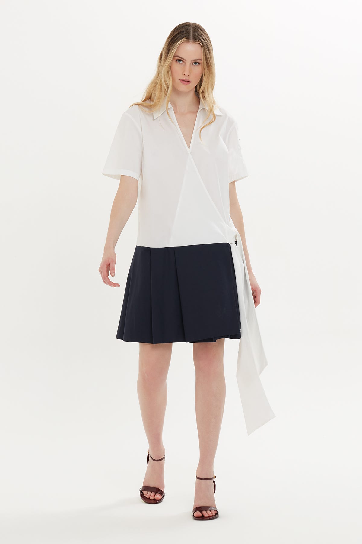 Kolu Nakışlı Kısa Elbise