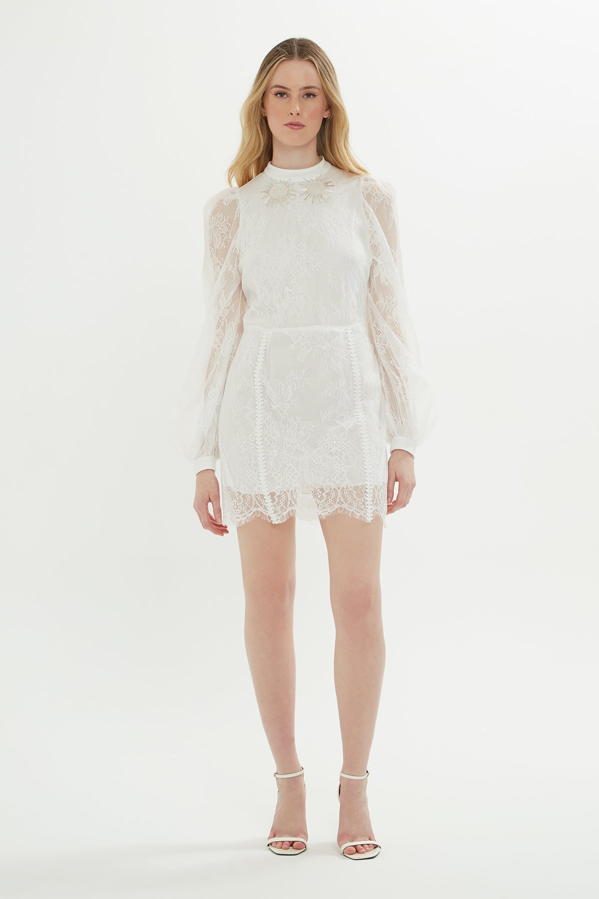 Yakası İşlemeli Dantel Kumaş Kısa Elbise