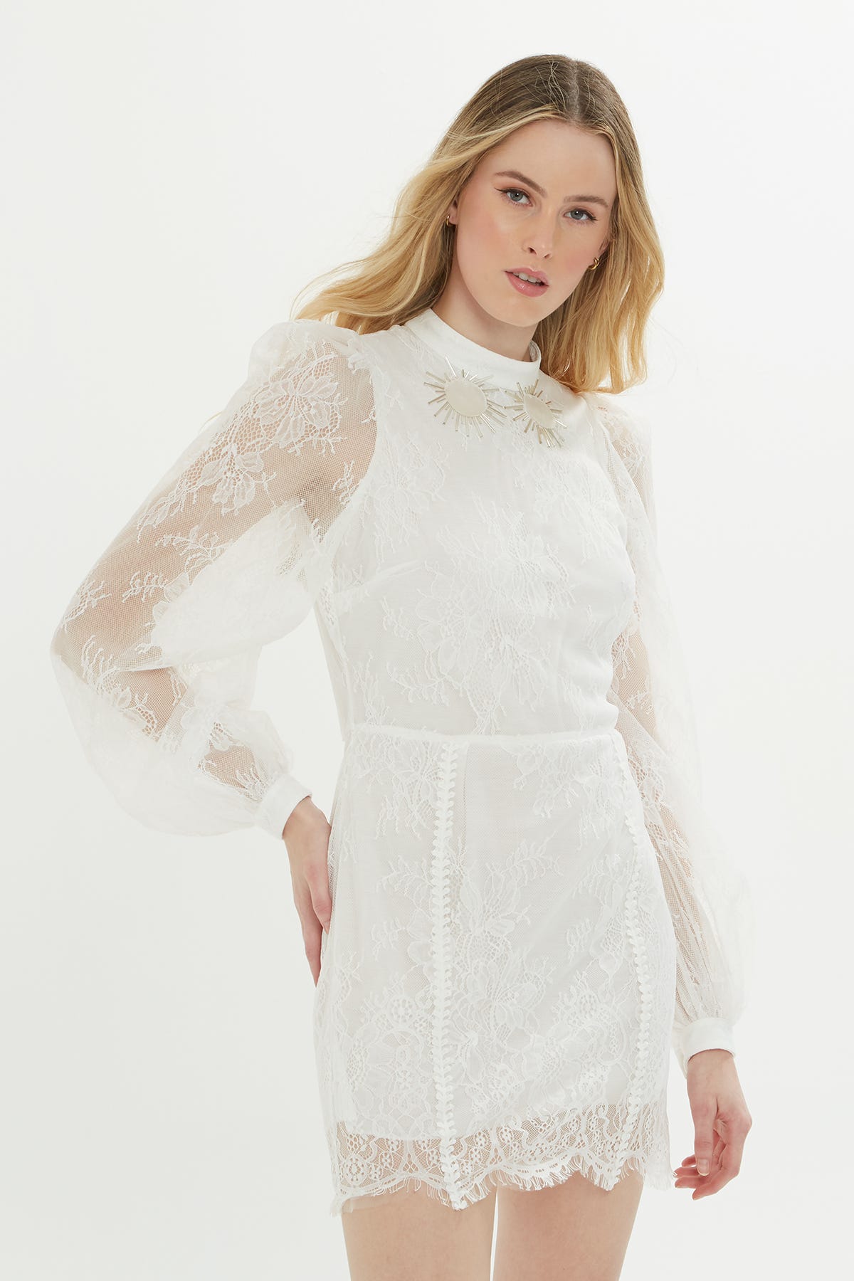 Yakası İşlemeli Dantel Kumaş Kısa Elbise