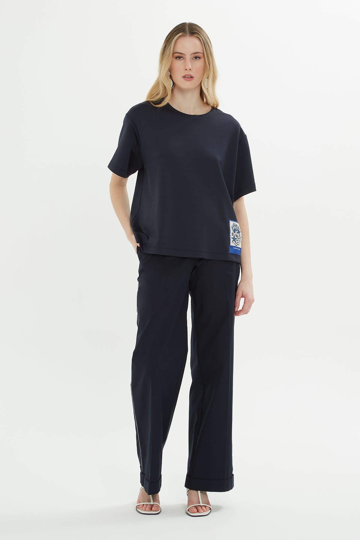 Etiket Detaylı Mavi T-shirt