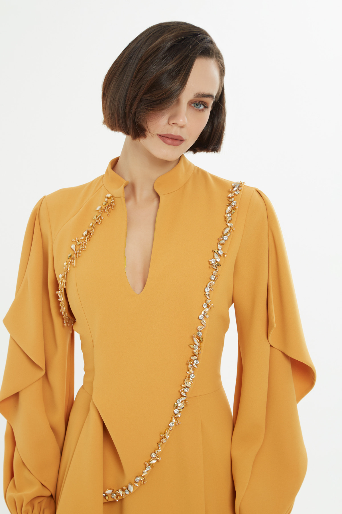 Önü Yırtmaçlı İşlemeli Uzun Elbise