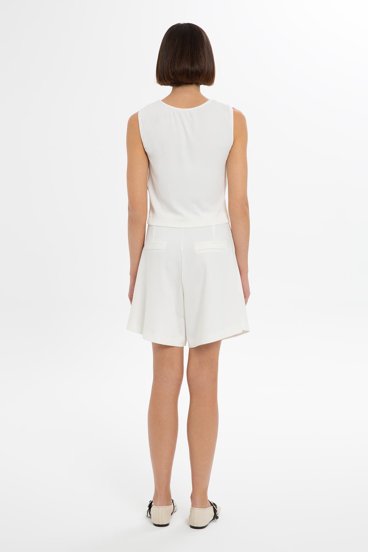 Önü Korsaj Detaylı Şort