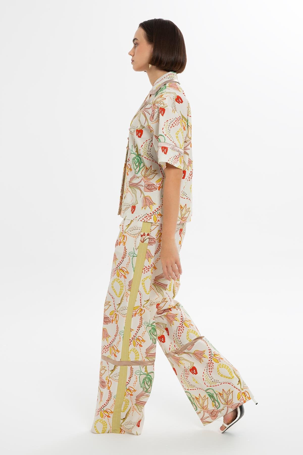 Kısa Kollu Renkli Desenli Gömlek