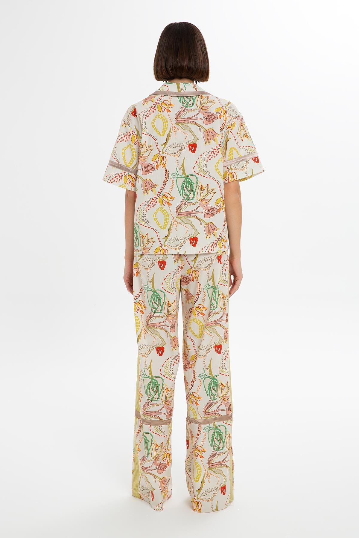 Kısa Kollu Renkli Desenli Gömlek