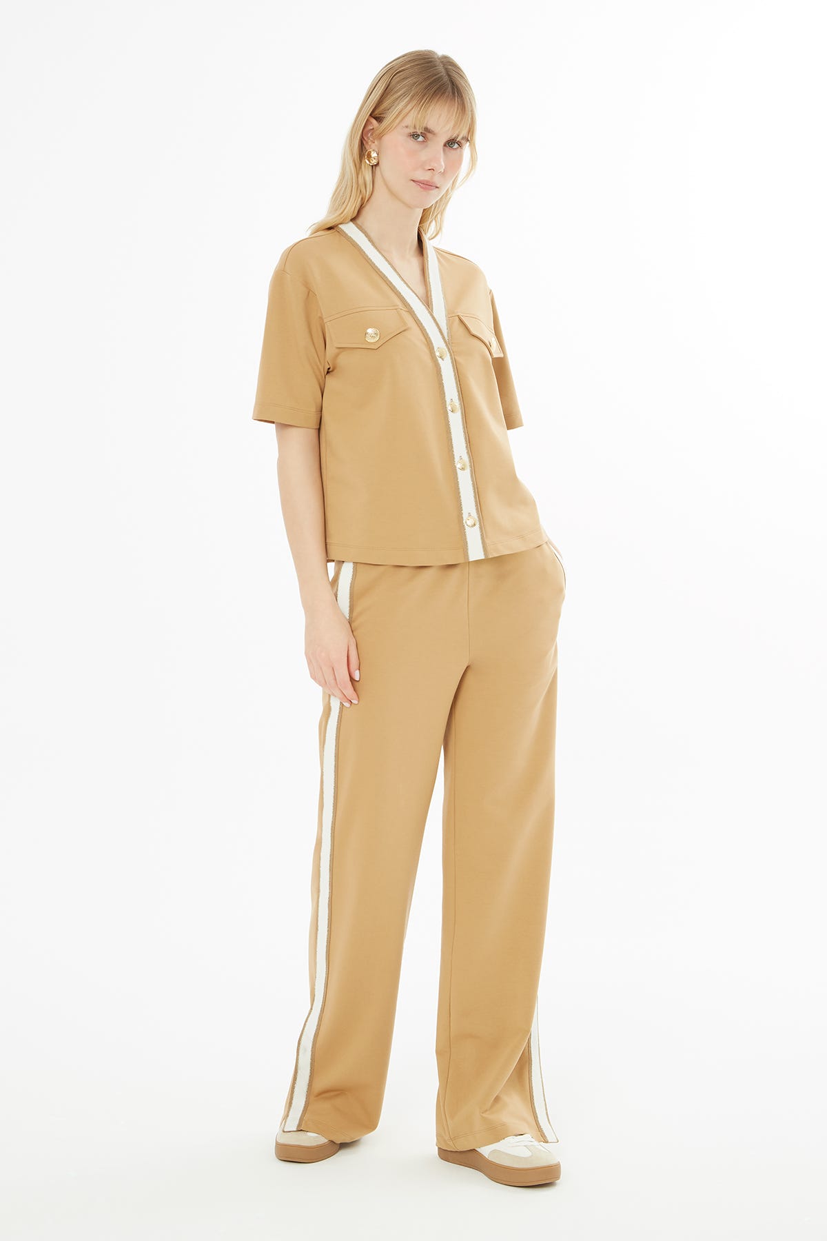 V Yaka Düğmeli Bol Paça Eşofman Takımı