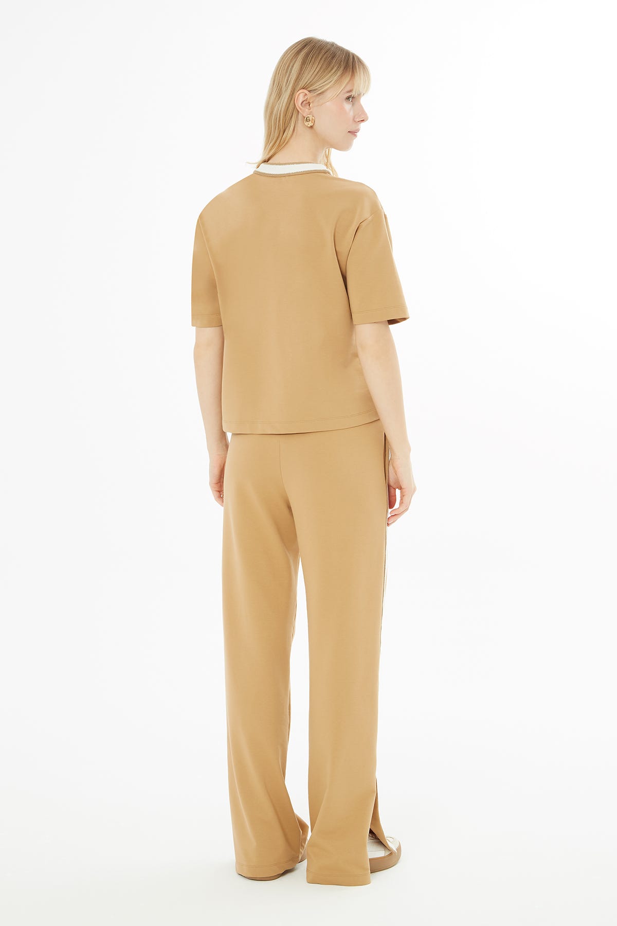 V Yaka Düğmeli Bol Paça Eşofman Takımı