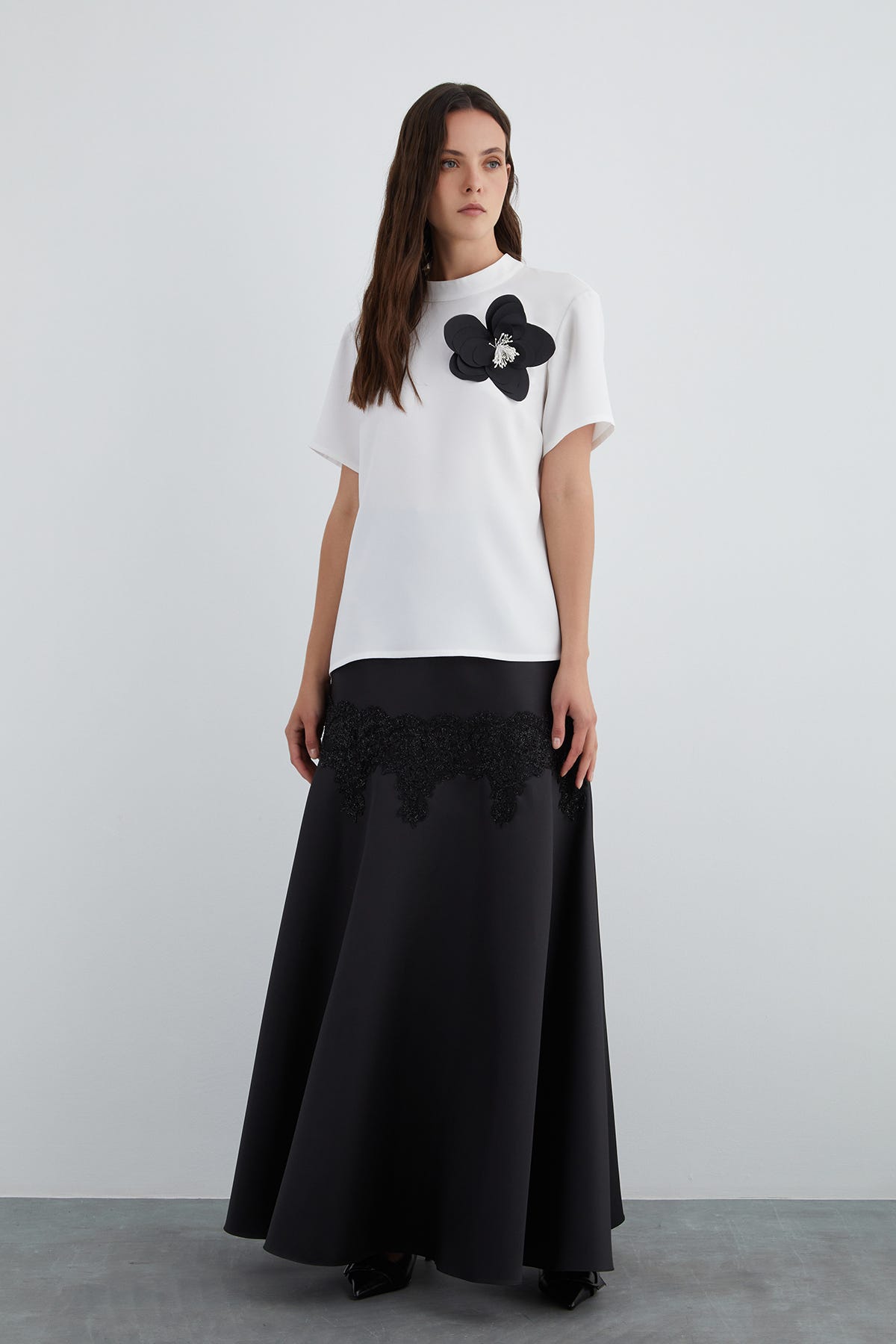 Kontrast Çiçek Detaylı T-Shirt