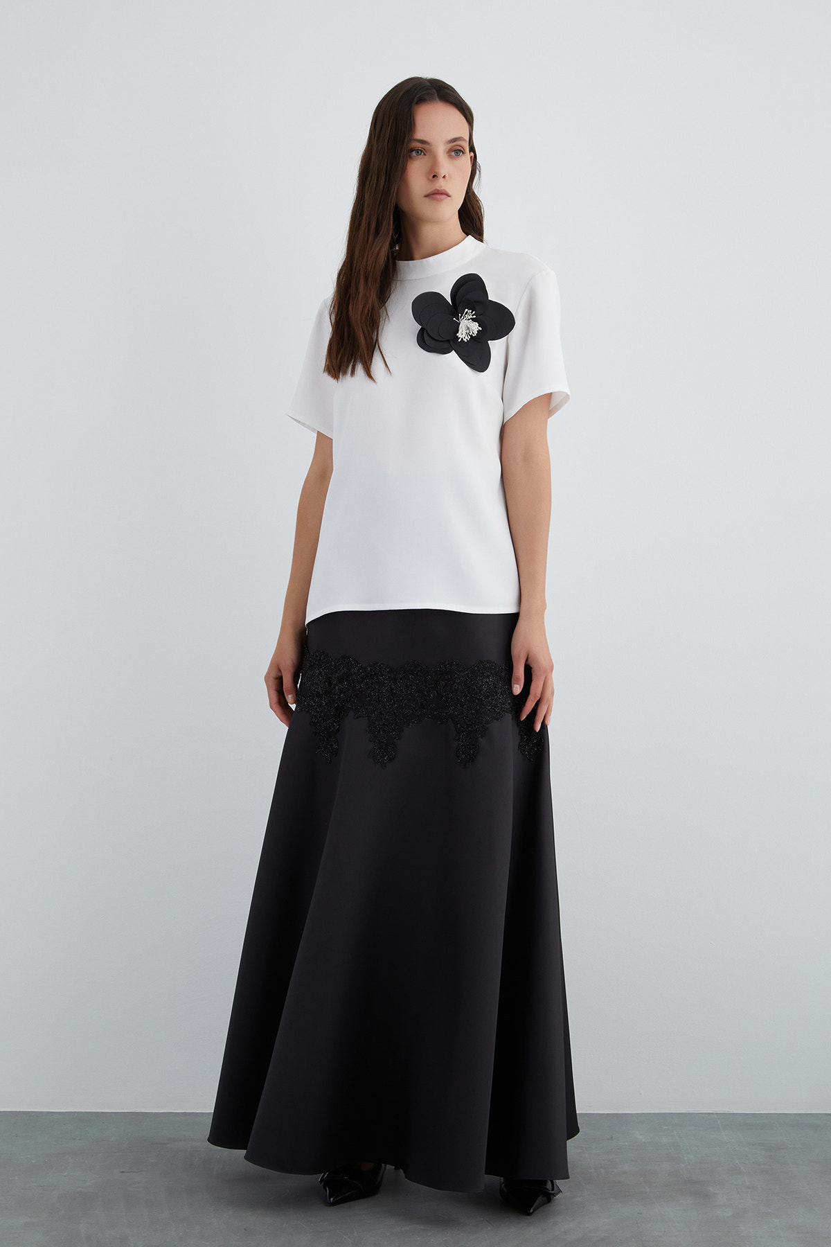 Kontrast Çiçek Detaylı T-Shirt