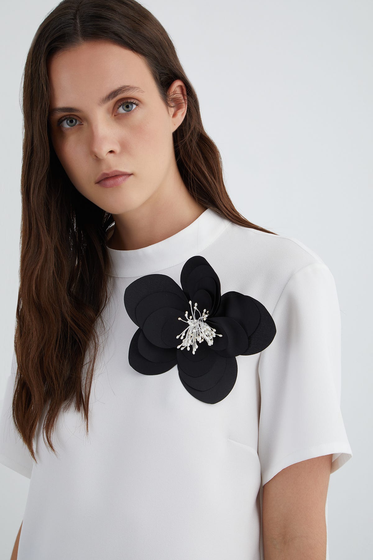 Kontrast Çiçek Detaylı T-Shirt