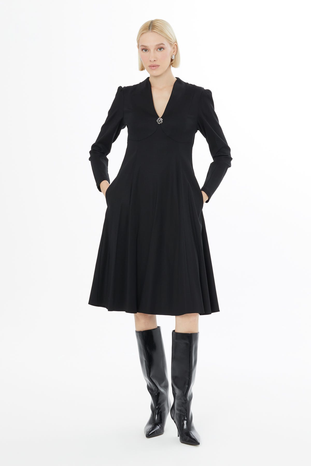 Göğüs Kup Detaylı Dekoratif Düğmeli Midi Elbise